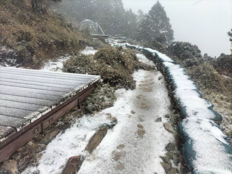嘉明湖山屋26日中午飄雪，皚皚白雪覆蓋，形成一片銀色世界。（熊出沒提供）中央社記者盧太城台東傳真　114年12月26日