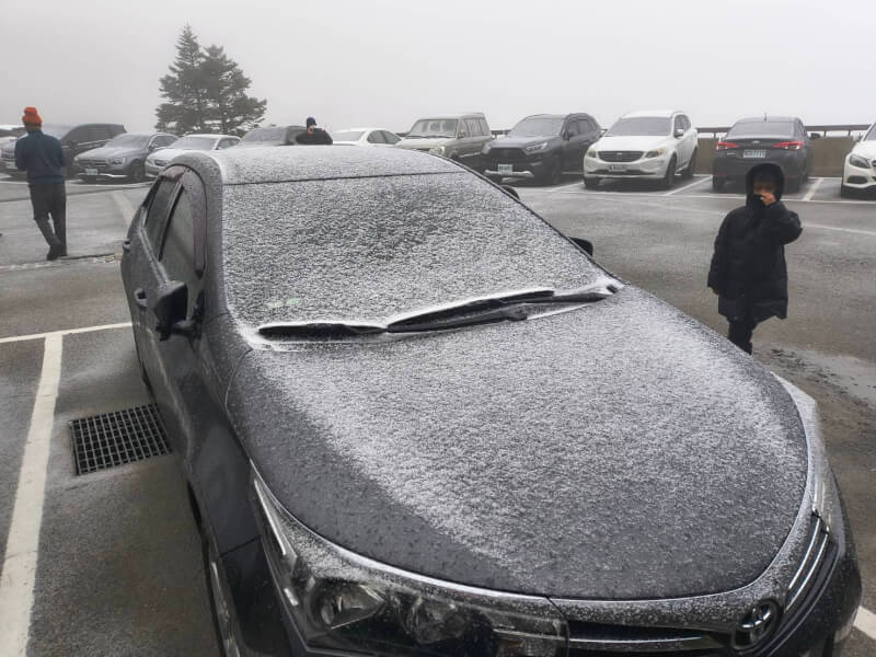 低溫搭配水氣，合歡山26日清晨間歇降下冰霰，徹夜停放的車輛引擎蓋、擋風玻璃已有薄薄積冰（圖），遊客清晨見降冰霰直呼開心。（林業及自然保育署南投分署提供）中央社記者蕭博陽南投縣傳真114年12月26日
