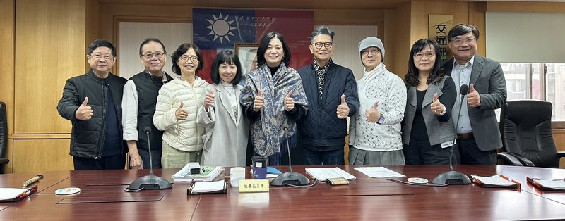 交通部觀光署26日召開「北回之巔旗艦計畫–微笑南灣in台灣計畫」諮詢會議，署長陳玉秀（中）會中提到，觀光署未來在軟實力的行程規劃上，將採「分眾分客群」策略，針對不同族群需求提供多元化的旅遊選擇。（觀光署提供）中央社記者黃巧雯傳真　114年12月26日