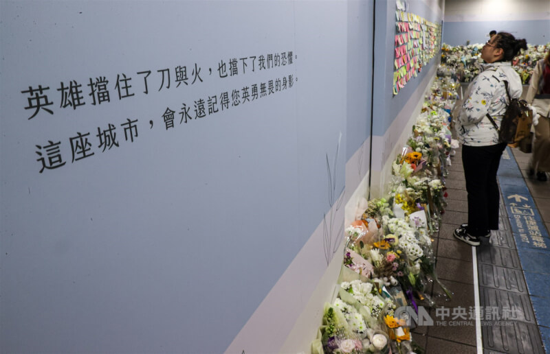 57歲余家昶19日在北車隨機攻擊案中為阻擋犯嫌張文而喪命，台北捷運公司25日在台北車站M7出口處設置悼念牆，現場氣氛靜謐莊重。（中央社檔案照片）