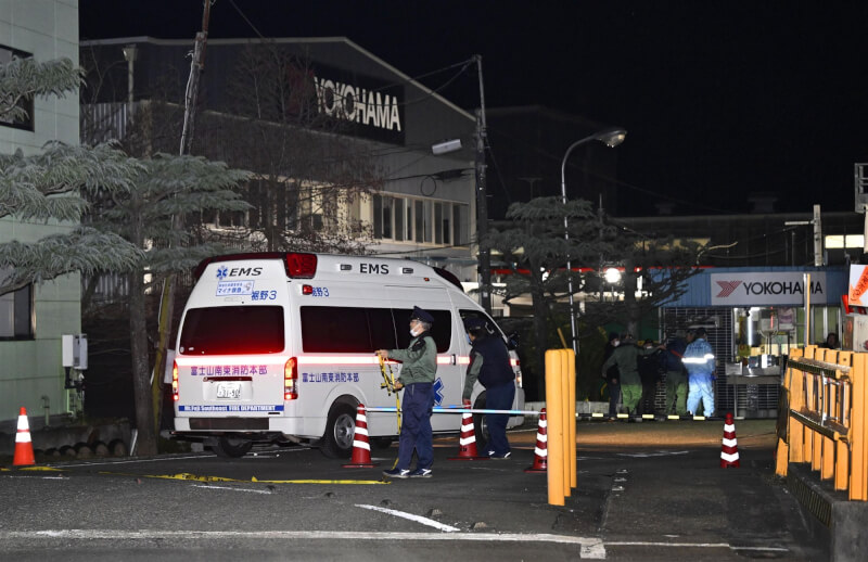 日本靜岡縣三島市的橫濱橡膠三島工廠26日發生持刀傷人事件，造成15名男性受傷。（共同社）
