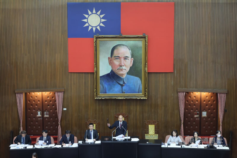 立法院會12日三讀通過「公務人員退休資遣撫卹法」及「公立學校教職員退休資遣撫卹條例」第37條、第38條及第67條條文案，停砍公立學校教職員年金以及公務人員年金。（中央社檔案照片）