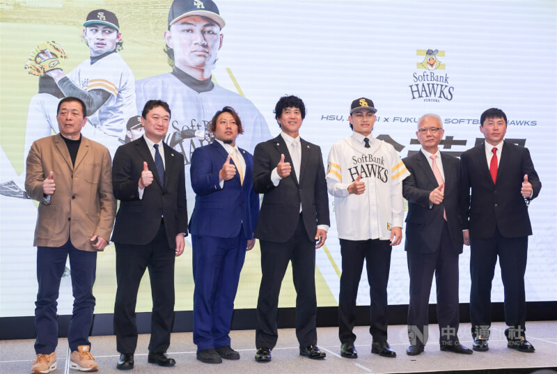 投手徐若熙（右3）加盟日職福岡軟銀鷹隊，26日在台北舉行記者會，軟銀鷹隊首席棒球總管（CBO）城島健司（中）、軟銀鷹隊亞洲負責人李杜軒（左3）、軟銀鷹隊總經理（GM）三笠衫彥（左2）、徐若熙母校平鎮高中老師張滄彬（左）、味全龍創辦人魏應充（右2）、味全龍總教練葉君璋（右）出席與會。中央社記者裴禛攝　114年12月26日