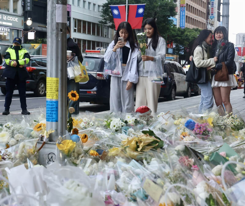 台北市日前發生隨機攻擊事件，在案發地誠品南西店民眾25日前往獻花哀悼。中央社記者張皓安攝 114年12月25日