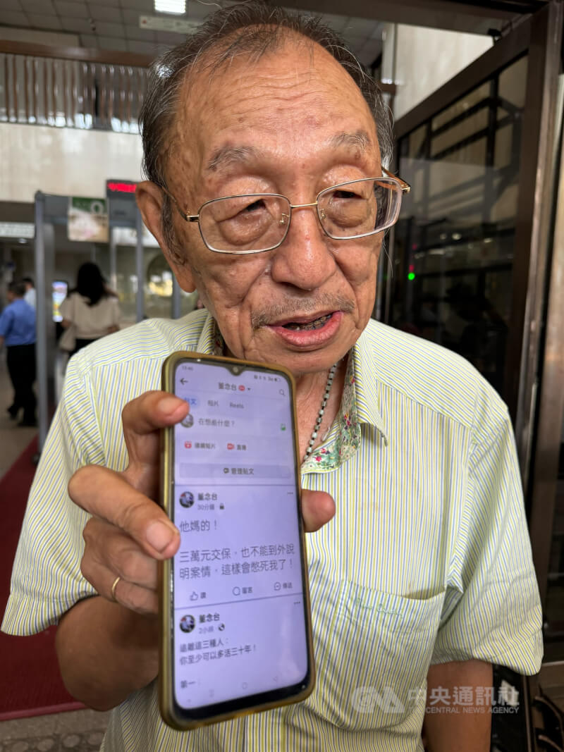 男子董念台去年7月因涉嫌發送「黑鷹滅青鳥」簡訊給多名立委，至台北市中正一警分局說明。（中央社檔案照片）