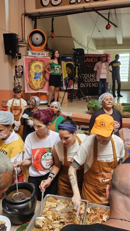 巴西「聖誕無飢餓」行動連續第5年由台灣僑社主導，地方社福代表暨「聖餐宴」發起人之一葛梅斯（前排右2持勺者）帶領志工服務拾荒者家庭午晚餐。（「聖誕無飢餓」提供）中央社記者唐雅陵聖保羅傳真　114年12月26日