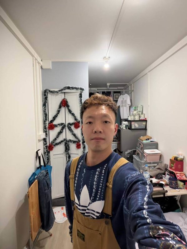 香港宏福苑火災發生一個月，居民Dorz坦言，災後初期為了尋覓棲身之所及處理安置事宜，每天奔波勞碌，「沒有時間傷心」，直至遷入臨時居住的過渡性房屋，腳步稍息，才有時間疏理情緒，感到自己像是「難民、無家者」。圖為他於過渡性房屋內拍攝。（受訪者提供）中央社記者陳鎧妤傳真 114年12月26日