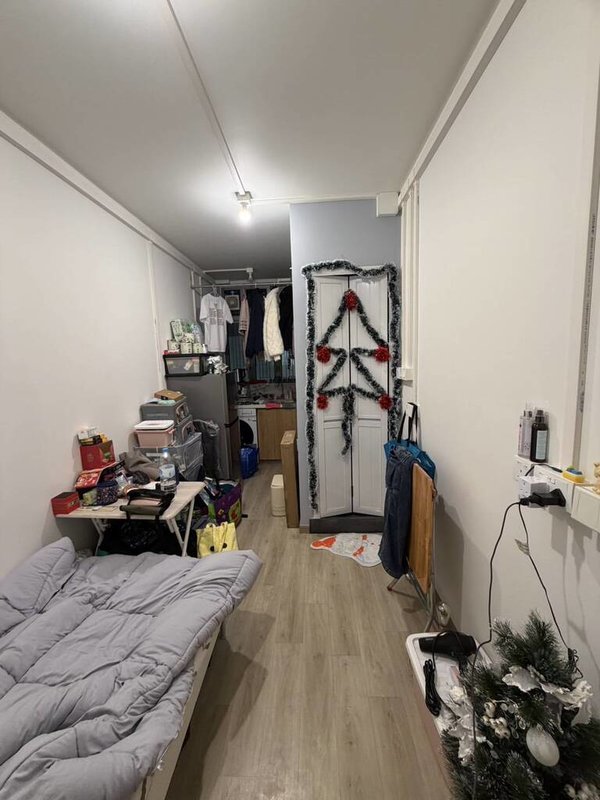 香港宏福苑居民Dorz表示，家園被燒毀後，他獲安排入住一間面積約3.6坪的政府過渡性房屋。他盡量將居所佈置出聖誕氣氛，希望在聖誕節暫時放下煩惱。圖為Dorz入住的政府過渡性房屋。（受訪者提供）中央社記者陳鎧妤傳真 114年12月26日