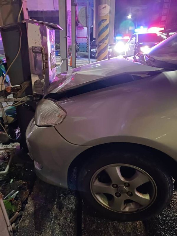 台中市大甲區25日深夜發生死亡車禍，林姓駕駛不明原因自撞山泉水投幣機，車禍的撞擊力道導致林男的自小客車車頭嚴重毀損，林男當場無生命跡象，緊急送醫急救後宣告不治。（民眾提供）中央社記者趙麗妍傳真　114年12月26日