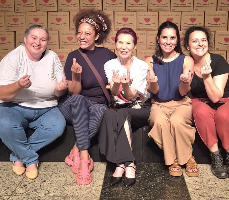 巴西「聖誕無飢餓」行動連續第5年由台灣僑社主導，透過募集糧食與耶誕麵包，展現海外台灣人對當地社會的關懷，主要推動者支黃秀莉（中）與「聖餐宴」4名發起者合影。（「聖誕無飢餓」提供）中央社記者唐雅陵聖保羅傳真　114年12月26日