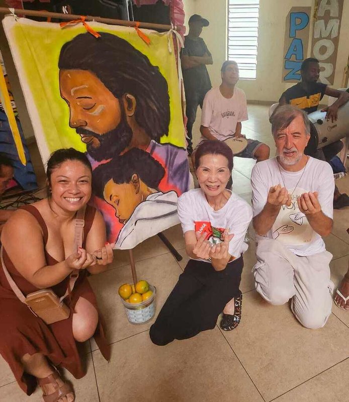 巴西「聖誕無飢餓」行動連續第5年由台灣僑社主導，僑社主要推動者支黃秀莉（前排中）與提供露宿者餐點計畫的白瑞拉神父（前排右）合影。（「聖誕無飢餓」提供）中央社記者唐雅陵聖保羅傳真　114年12月26日