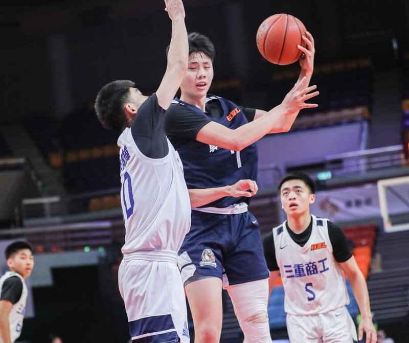 114學年度高中籃球聯賽（HBL）彰化成功高中26日迎戰三重商工，靠著主控余玄騰（持球者）繳出10分、11籃板、11助攻外帶7抄截，終場助隊以97比64摘下複賽第2勝。（高中體總提供）中央社記者陳容琛傳真　114年12月26日
