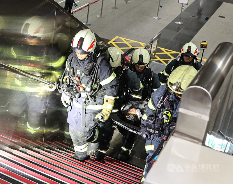因應19日隨機攻擊事件，台北捷運市政府站26日下午進行危安演練，模擬消防救護人員趕往事發現場，使用擔架迅速將傷者抬離。中央社記者鄭清元攝　114年12月26日