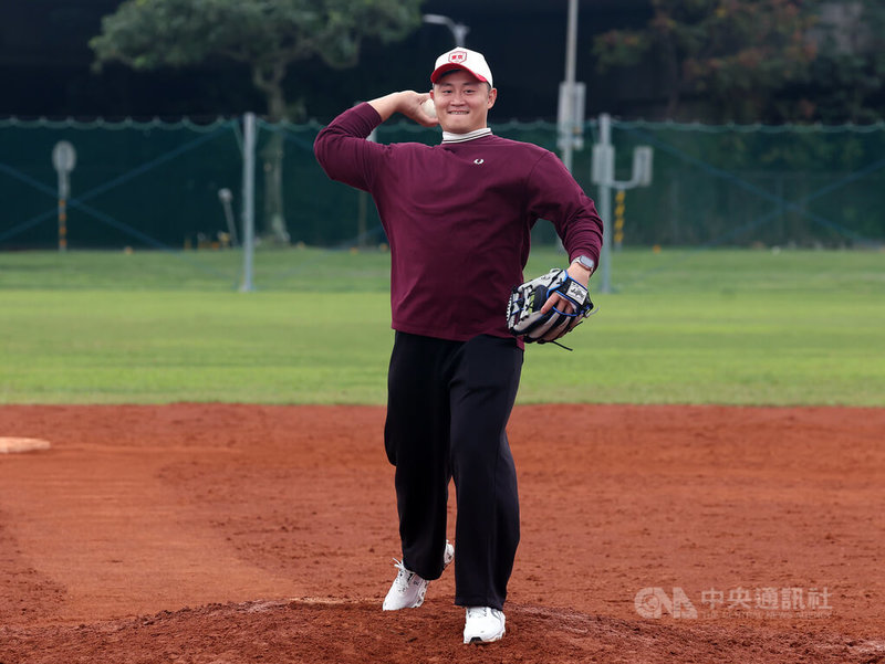 由台灣棒球記者作家協會主辦的第8屆新聞盃軟式棒球賽一連2天在台北市觀山棒球場舉行，由味全龍金手套捕手蔣少宏（圖）擔任開球手，為活動揭開序幕。中央社記者張新偉攝 114年12月27日