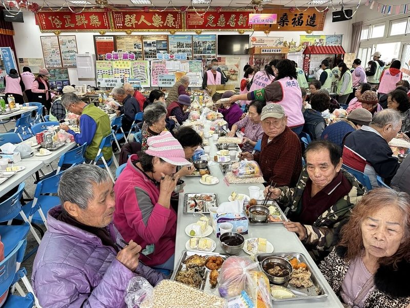台電尖山發電廠27日在湖西活動中心舉辦關懷獨居清寒長者慶生活動，現場由澎湖高級海事水產職業學校學子準備逾30道美味料理，邀請長輩們一同享用。（澎湖海事提供）中央社　114年12月27日