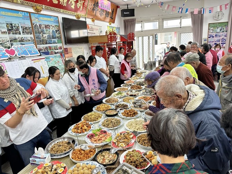 澎湖高級海事水產職業學校學生27日準備逾30道兼顧營養與長者飲食需求的美味料理，在湖西活動中心與長輩們分享，場面熱鬧溫馨。（澎湖海事提供）中央社　114年12月27日