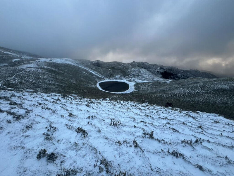 台東高山27日清晨持續降雪和下冰霰，熊出沒協作員姜旭璨頂著寒風獨闖嘉明湖，拍下絕美雪景與粉絲和山友分享。（熊出沒協作姜旭璨提供）中央社記者盧太城台東傳真 114年12月27日