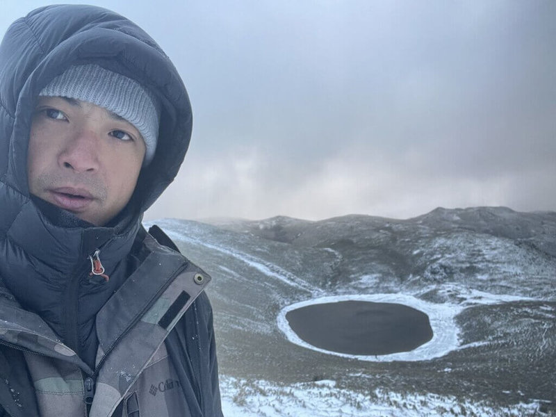 台東高山27日清晨持續降雪和下冰霰，高山協作員姜旭璨頂著寒風獨闖嘉明湖，拍下絕美雪景與粉絲和山友分享。（熊出沒協作姜旭璨提供）中央社記者盧太城台東傳真 114年12月27日