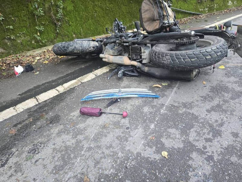 台中市和平區福壽路25日午發生交通事故，男子騎重機載妻子與小貨車對撞，2人身上多處擦挫傷送醫。警方掌握小貨車肇事駕駛為失聯移工，持續追緝釐清案情。（民眾提供）中央社記者趙麗妍傳真 114年12月27日