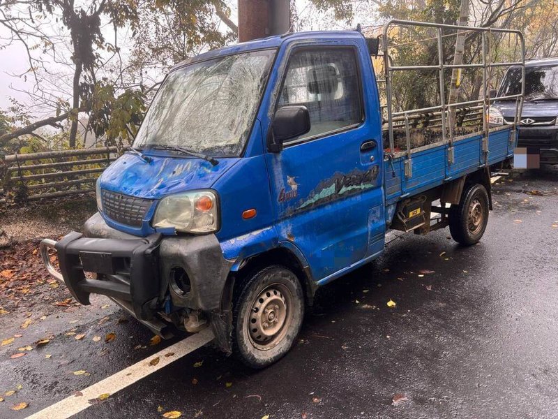 台中市和平區福壽路25日發生交通事故，肇事小貨車駕駛逃逸，警方追查小貨車往南投縣方向，與南投警方共同查緝，查獲肇事車輛。警方掌握肇事駕駛為失聯移工，持續追緝釐清案情。（民眾提供）中央社記者趙麗妍傳真 114年12月27日
