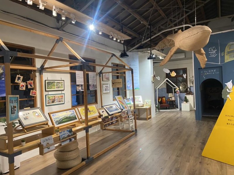 海灣繪本館位於台中清水眷村文化園區內，經民進黨籍立委蔡其昌爭取經費整修，27日重新開館，室內飄浮一隻大鯨魚，可愛吸睛。（蔡其昌辦公室提供）中央社記者趙麗妍傳真　114年12月27日
