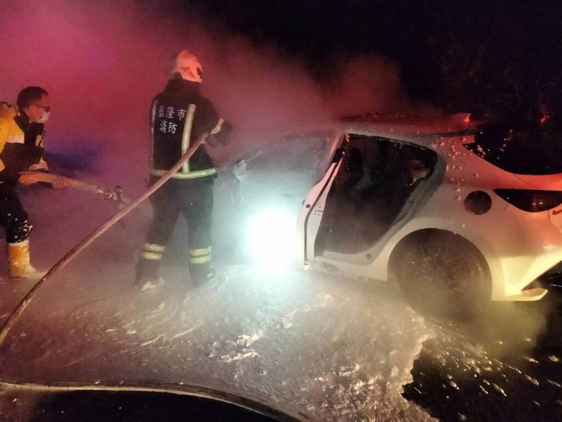 1輛轎車27日晚間行經國道1號南下約7.6公里處七堵段時意外起火，所幸車上包括駕駛在內共3人及時逃生，基隆市消防局獲報馳援滅火。（基隆市消防局提供）中央社記者沈如峰傳真　114年12月27日