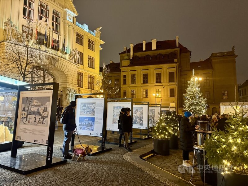 捷克已故藝術家拉達（Josef Lada）以細膩溫暖的筆觸描繪耶誕場景，成為捷克人心中耶誕節的經典畫面。2025年，布拉格市政府以「拉達的耶誕節」為主題舉辦耶誕市集，邀民眾與遊客在品嘗美食之餘，走進拉達筆下溫馨的冬景世界。中央社記者劉郁葶布拉格攝 114年12月27日