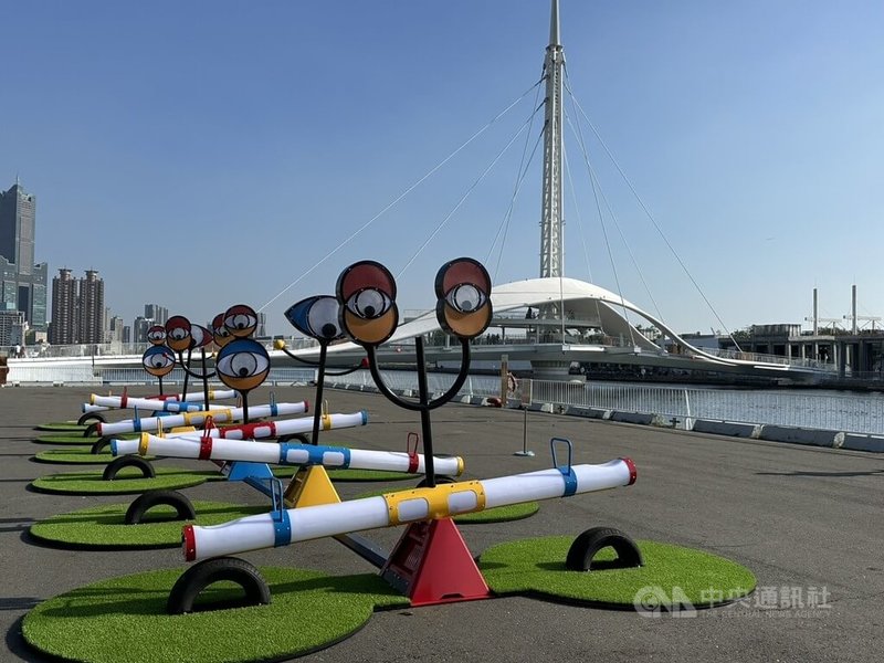 高雄駁二藝術特區甫推出的藝術裝置「好奇翹翹板 CURIOSITY」23日全新啟用，27日駁二就貼出公告，因設施遭破壞暫停開放進行維修。中央社記者林巧璉攝　114年12月27日