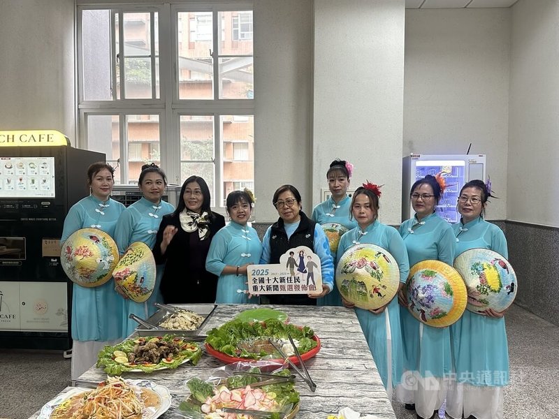 「2025十大新住民重要新聞甄選」27日在中興大學舉行發布會，現場除有新住民團體展現傳統服飾、舞蹈表演外，也有各式特色糕點供享用。中央社記者趙麗妍攝　114年12月27日