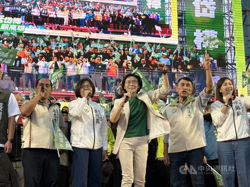 民主進步黨籍立法委員林岱樺（前中）爭取黨內提名參選下屆高雄市長，27日下午在鳳山區辦造勢大會，攜手同黨議員拚認同。中央社記者林巧璉攝　114年12月27日