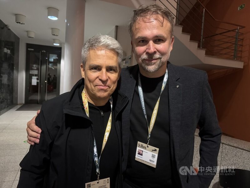 捷克紀錄片「我是台灣人」的導演斯瓦泰克（Dan Svátek，右）與製片波科爾尼（Jiří Pokorný，左）日前接受中央社專訪表示，這部紀錄片提及台灣地緣政治關係，是一個值得被關注的主題。中央社記者劉郁葶伊赫拉瓦攝 114年12月27日