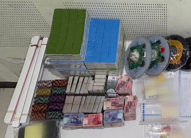 台北市萬華警分局日前破獲藏匿在漢口街一處巷弄內的職業賭場，發現此賭場以棋牌社為名，實則供人聚賭打麻將，警方逮捕現場負責人及員工、賭客，並搜出麻將、籌碼、現金等贓證物。（警方提供）中央社記者劉建邦傳真　114年12月27日