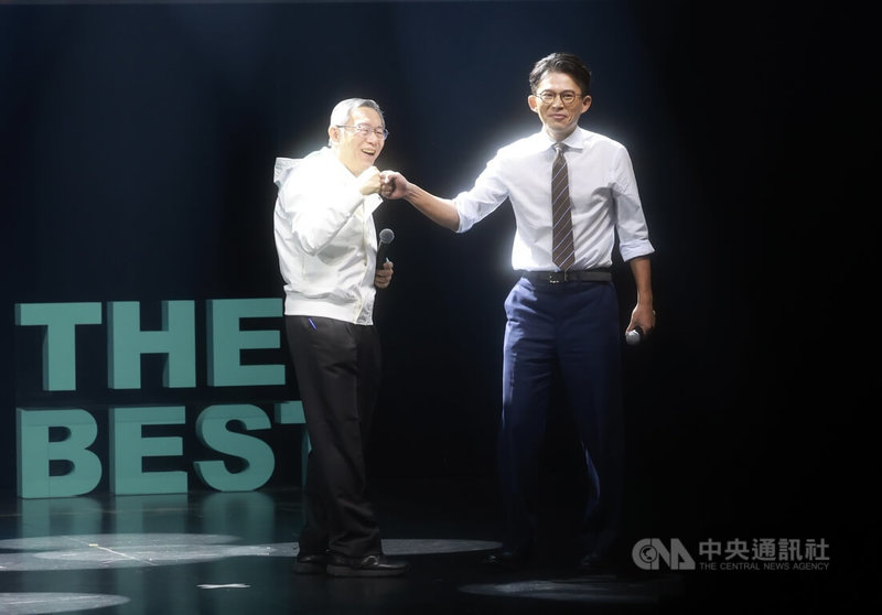 台灣民眾黨「為新北應援X DO THE BEST」活動27日下午在新北市新莊區舉行，前黨主席柯文哲（左）與現任黨主席黃國昌（右）同台亮相，互相碰拳致意。中央社記者趙世勳攝　114年12月27日