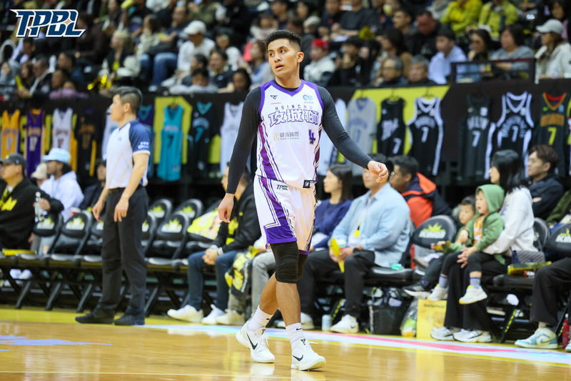 台灣職業籃球大聯盟（TPBL）新竹御嵿攻城獅隊27日作客交手新北國王隊，靠著當家球星高國豪（中）在決勝節接管戰局，單節挹注9分，助隊終場以97比90拿下2連勝。（TPBL提供）中央社記者陳容琛傳真　114年12月27日