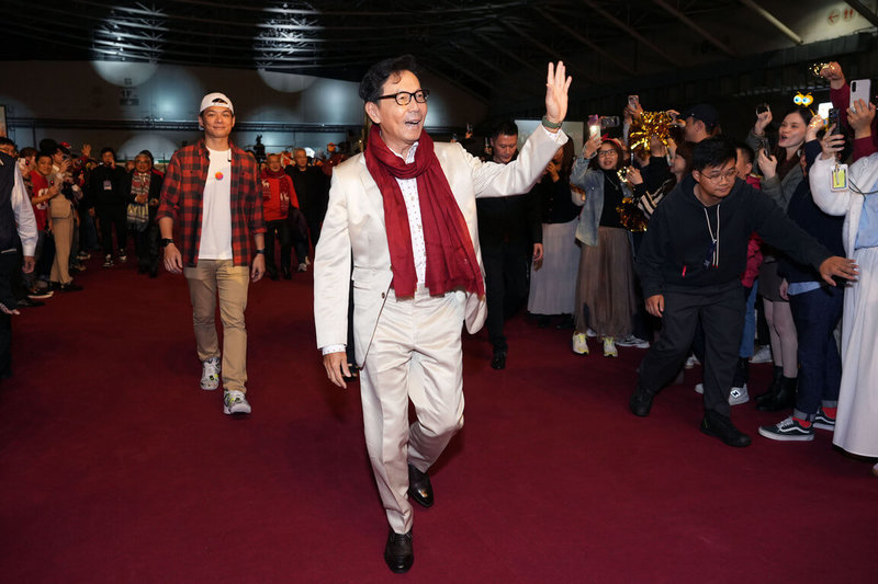 在「2025台灣大年終餐會」上，由董事長蔡明忠帶著林之晨總經理等經營團隊入場，與所有員工打招呼。（台灣大提供）中央社記者江明晏傳真　114年12月27日