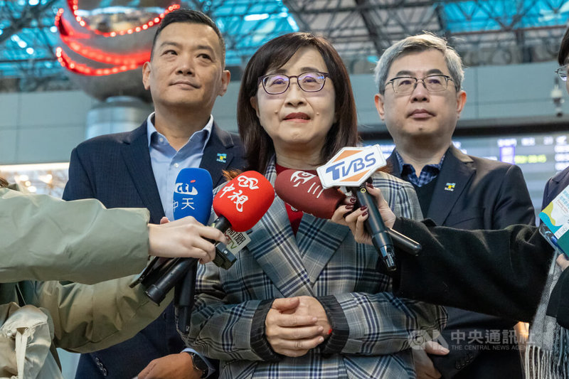 台北上海雙城論在上海舉行，台北市副市長林奕華（中）27日在桃園機場率團出發，受訪時表示將就兩市經驗進行交換，希望在交流過程中，能讓第16年的雙城論壇持續做好的互相學習。中央社記者葉臻攝 114年12月27日