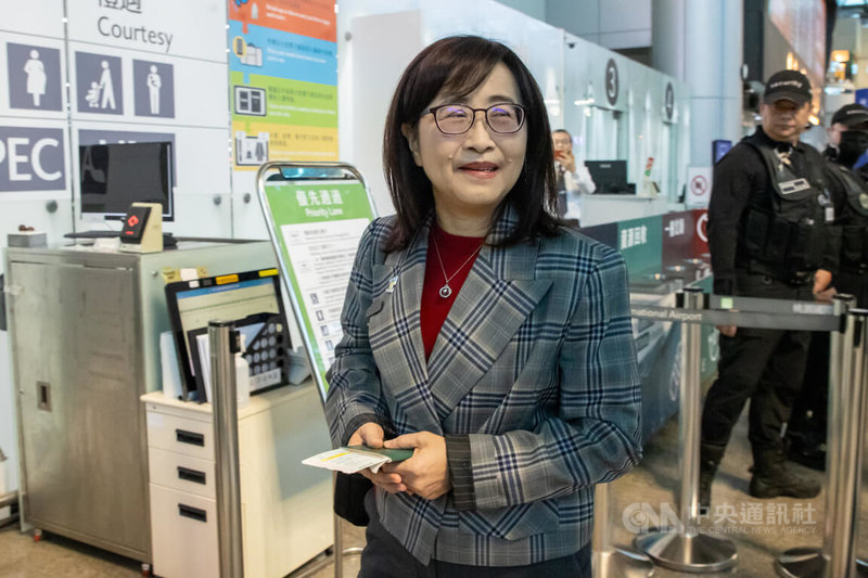 台北上海雙城論在上海舉行，台北市副市長林奕華（圖）27日率團出發，林奕華說，團員總共有120人，將透過主論壇、分論壇，互相在很多主題上就兩市經驗進行交換，互相學習發展。中央社記者葉臻攝 114年12月27日