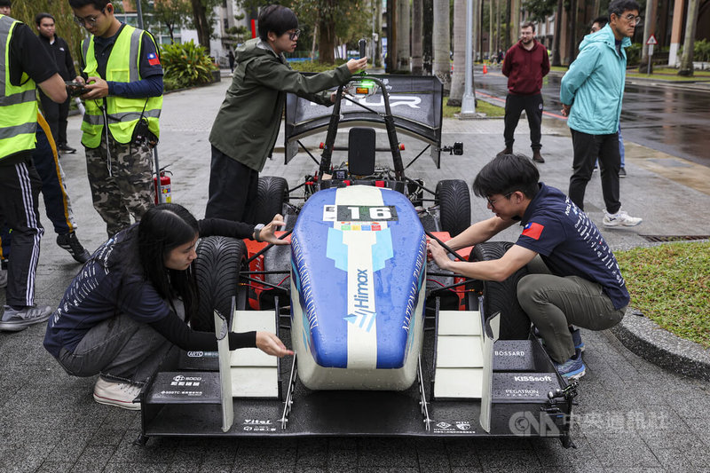 台大賽車隊第6代賽車「Epsilon 6」動態展演，學生們為賽車進行最後檢查。中央社記者鄭清元攝　114年12月27日