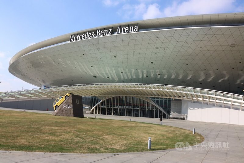 原名上海世博文化中心的「梅賽德斯-奔馳文化中心」外觀，這是2025年台北上海城市論壇的參訪重點之一。台北市副市長林奕華表示，想了解上海演唱會經濟和市政的結合。中央社記者張淑伶上海攝　114年12月27日