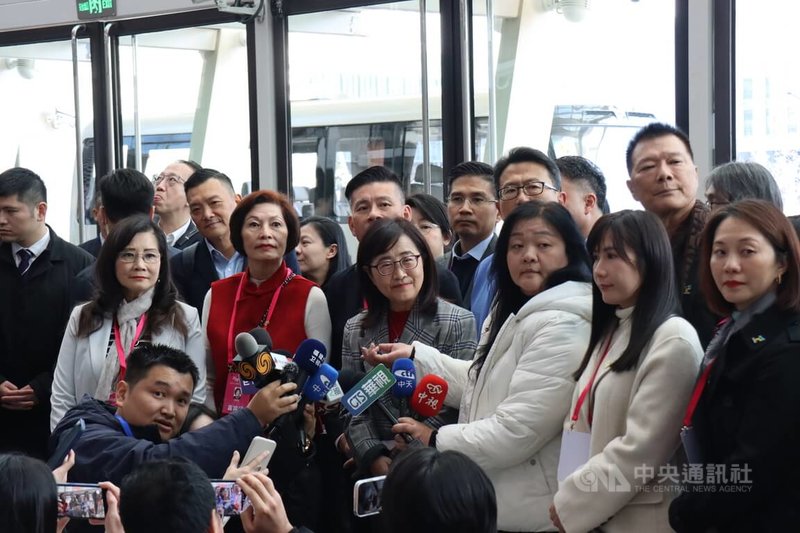 2025年雙城論壇登場，台北市副市長林奕華（前右4）27日率團抵達上海後，下午在大型表演場館「梅賽德斯-奔馳文化中心」參觀並短暫接受媒體訪問。中央社記者張淑伶上海攝　114年12月27日