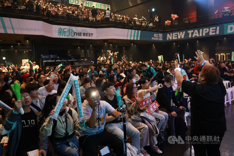 台灣民眾黨27日在新北市新莊宏匯廣場舉辦「為新北應援」活動，不少支持者到場熱情響應。中央社記者趙世勳攝 114年12月27日