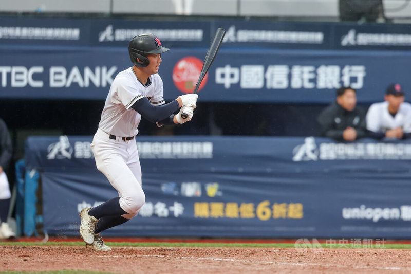 2025中信盃台日高中棒球對抗賽27日續在新莊棒球場舉行，首場由宜蘭羅東高工對上日本九州聯隊，九州梶山侑孜（圖）適時安打，送回第1分。中央社記者翁睿坤攝 114年12月27日