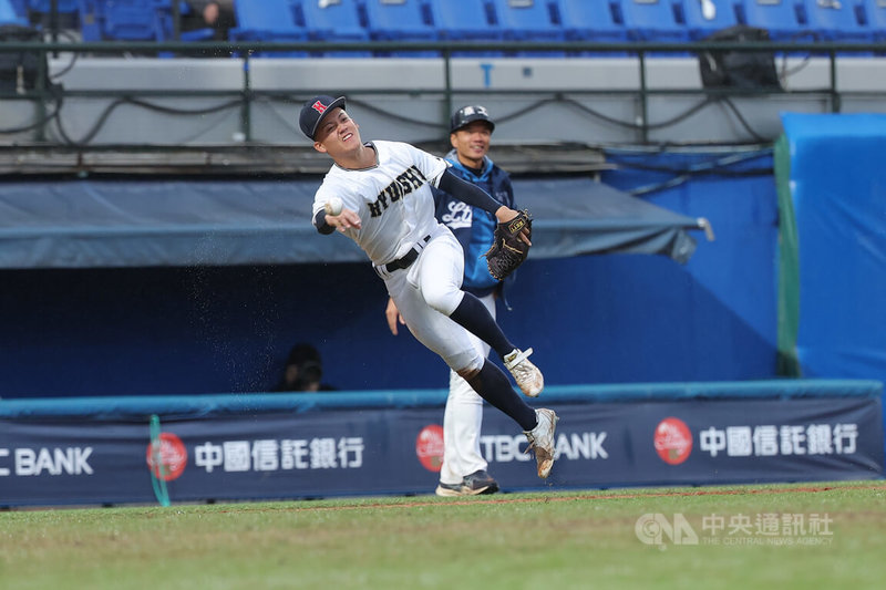 2025中信盃台日高中棒球對抗賽27日續在新莊棒球場舉行，由宜蘭羅東高工對上日本九州聯隊，九州藤翔琉（前）面對軟弱滾地球上演美技。中央社記者翁睿坤攝 114年12月27日