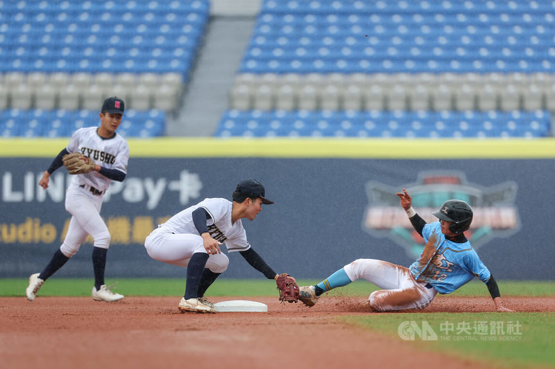 2025中信盃台日高中棒球對抗賽27日續在新莊棒球場舉行，由宜蘭羅東高工對上日本九州聯隊，羅東廖佑賢（右）遭觸殺於2壘前。中央社記者翁睿坤攝 114年12月27日