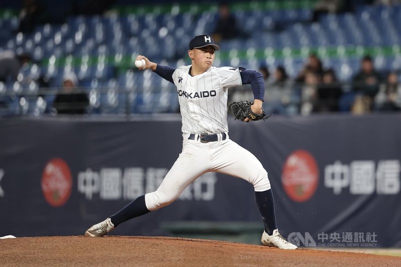 2025中信盃台日高中棒球對抗賽27日在新莊棒球場舉行最後一天賽程，晚場由日本北海道聯隊與桃園平鎮高中對決，北海道聯隊派出島田爽介（圖）先發登板。中央社記者翁睿坤攝　114年12月27日