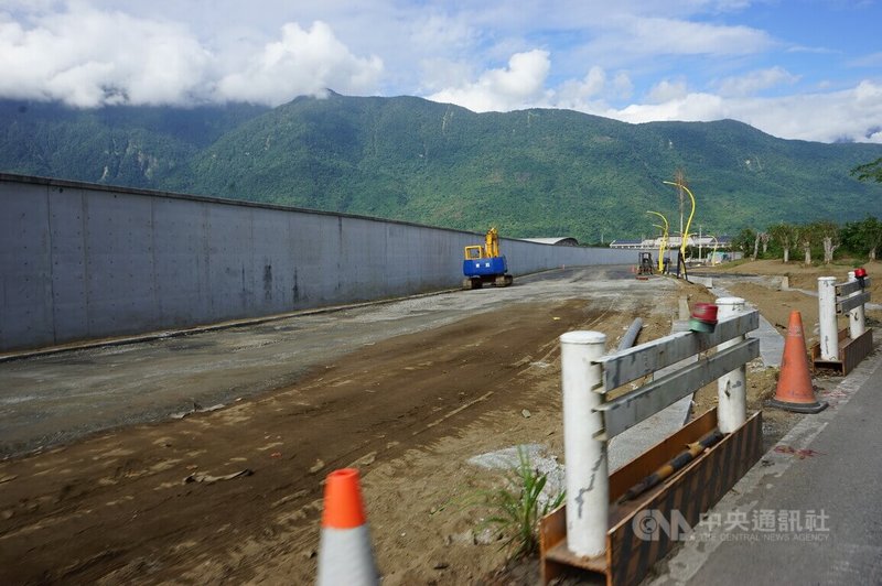 花蓮193縣道七星潭路段拓寬工程原訂12月底通車，花蓮縣政府建設處表示，施工期間因挖掘到文物，部分路段停工，目前工程收尾階段則配合各管線單位進場施工，時間延後至2026年2月，拚農曆春節前通車。中央社記者張祈攝 114年12月27日