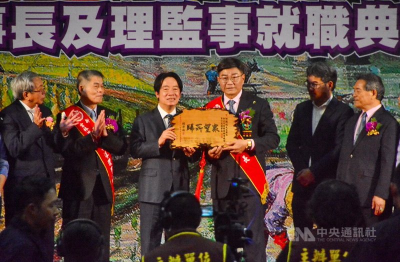 新北市雲林同鄉會總會第6屆第1次會員大會27日晚間登場，總統賴清德（左3）也應邀到場，現場致贈「眾望所歸」匾額給理事長邱識琪（右3）。中央社記者黃旭昇攝　114年12月27日