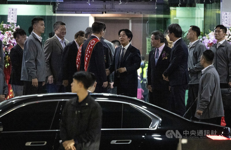 總統賴清德（後中右）27日晚間應邀出席「新北市雲林同鄉會第6屆第一次會員大會」，乘車離開前在門口與眾人握手寒暄致意。中央社記者趙世勳攝　114年12月27日