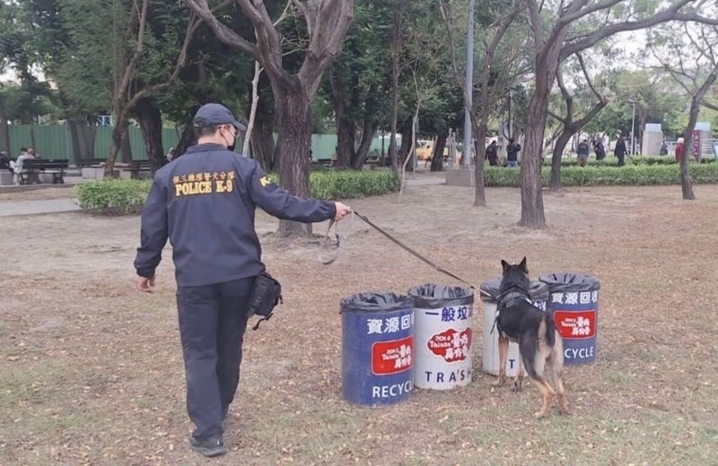 台南耶誕跨年系列第2場演唱會南瀛草地音樂會，27日晚上將在新營區南瀛綠都心公園登場，市警局動員逾100名警員戒備，同時出動偵爆犬安檢。（台南市警局提供）中央社記者張榮祥台南傳真 114年12月27日