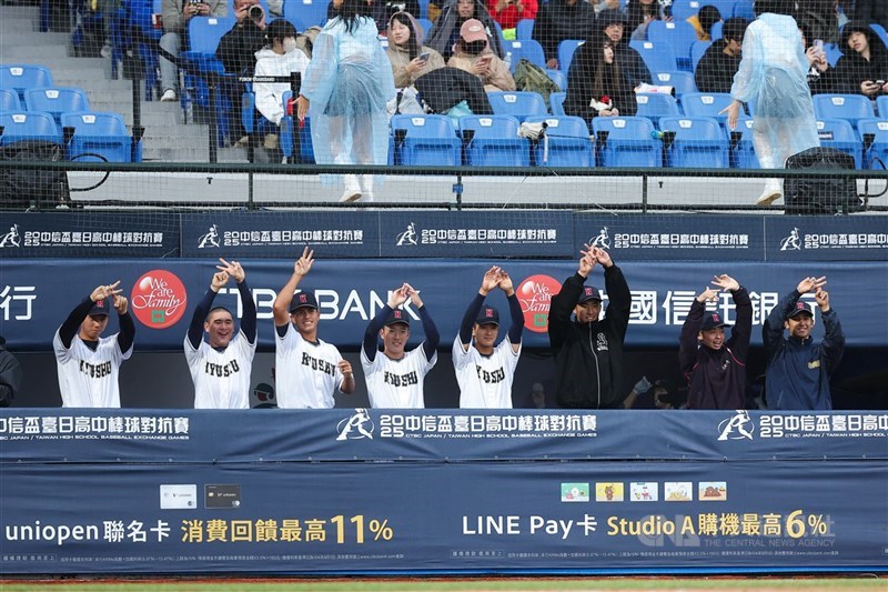 2025中信盃台日高中棒球對抗賽27日續在新莊棒球場舉行，首場由宜蘭羅東高工對上日本九州聯隊，九州梶山侑孜擊出適時安打，送回第1分，板凳席慶祝。中央社記者翁睿坤攝 114年12月27日